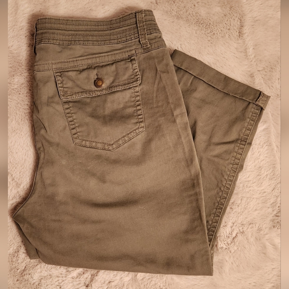 ONE 5 ONE women's Capri pants, green size 16